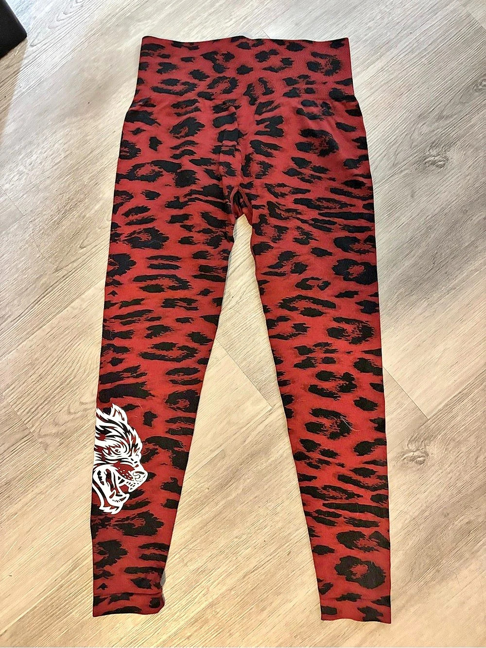 darc sport big wolf “emerson” scrunch leggings in cherry red leopard